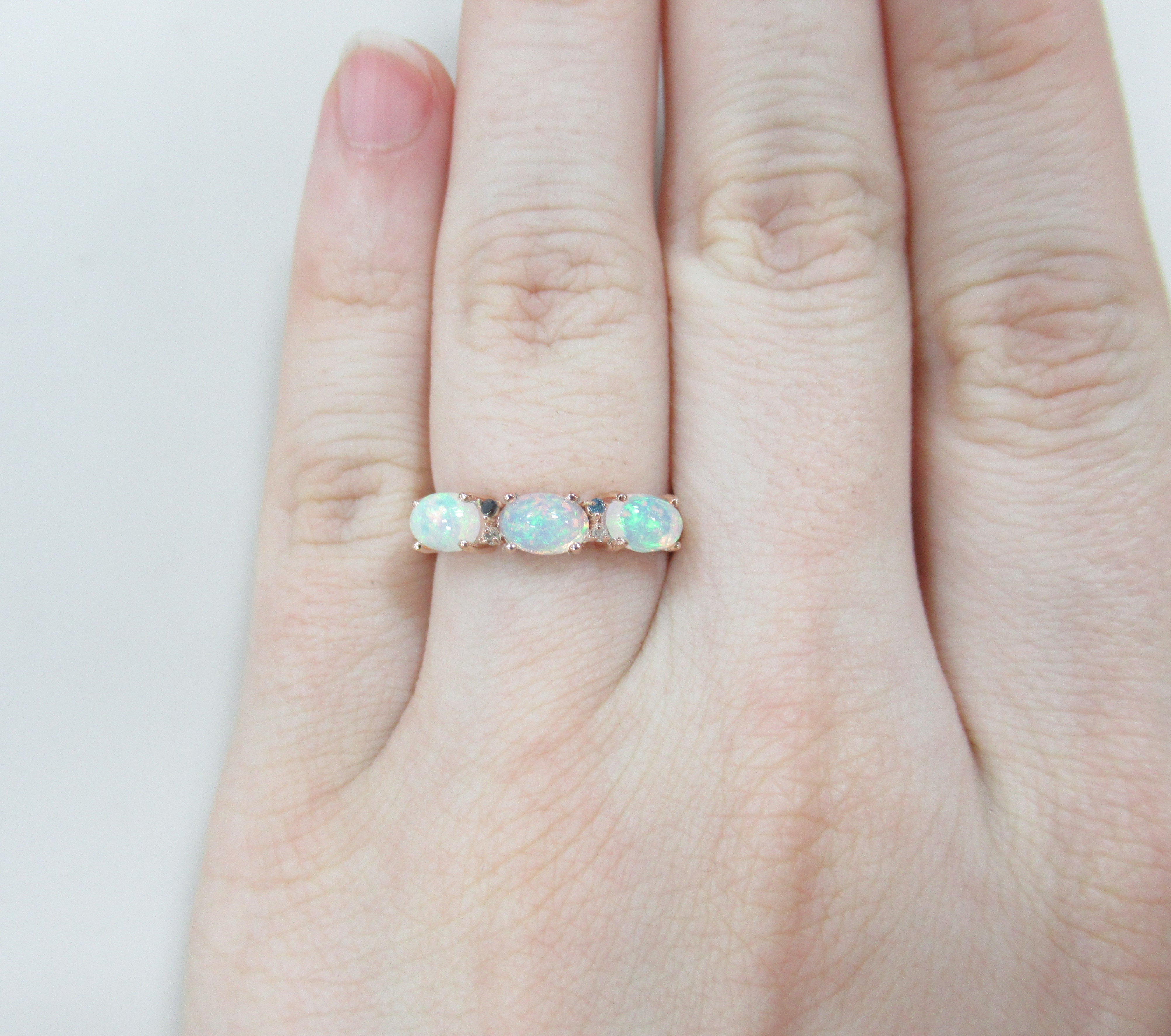 Серебряное кольцо с опалом и цветными бриллиантами